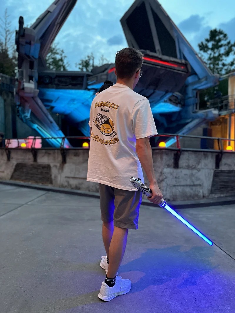 Mann mit Laserschwert